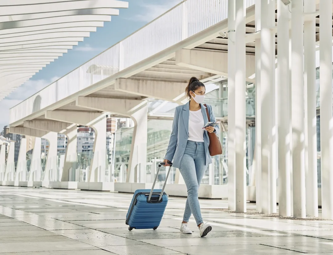 Femme voyageant avec une valise